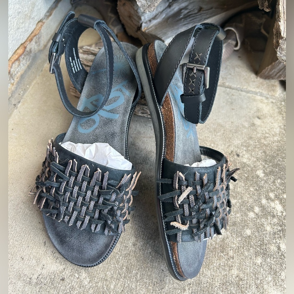 OTBT Voyage Stylish‎ Black leather Sandals w/unique Woven detail NWOB Sz-6.5. P